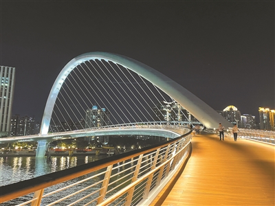 广州首座珠江两岸人行桥今日建成开通